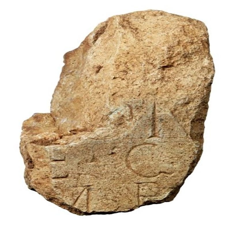 Fragment of a votive stone with inscription; the text can no longer be deciphered. 