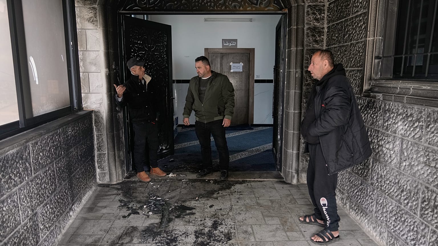 Ebu Bekir el Sıddık Camii'nde hasarı inceleyen insanlar.