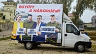 A Nemzeti Ellenállás Mozgalom reklámautója Győrben a plakátkampányt bejelentő sajtótájékoztató napján 2025. november 15-én.