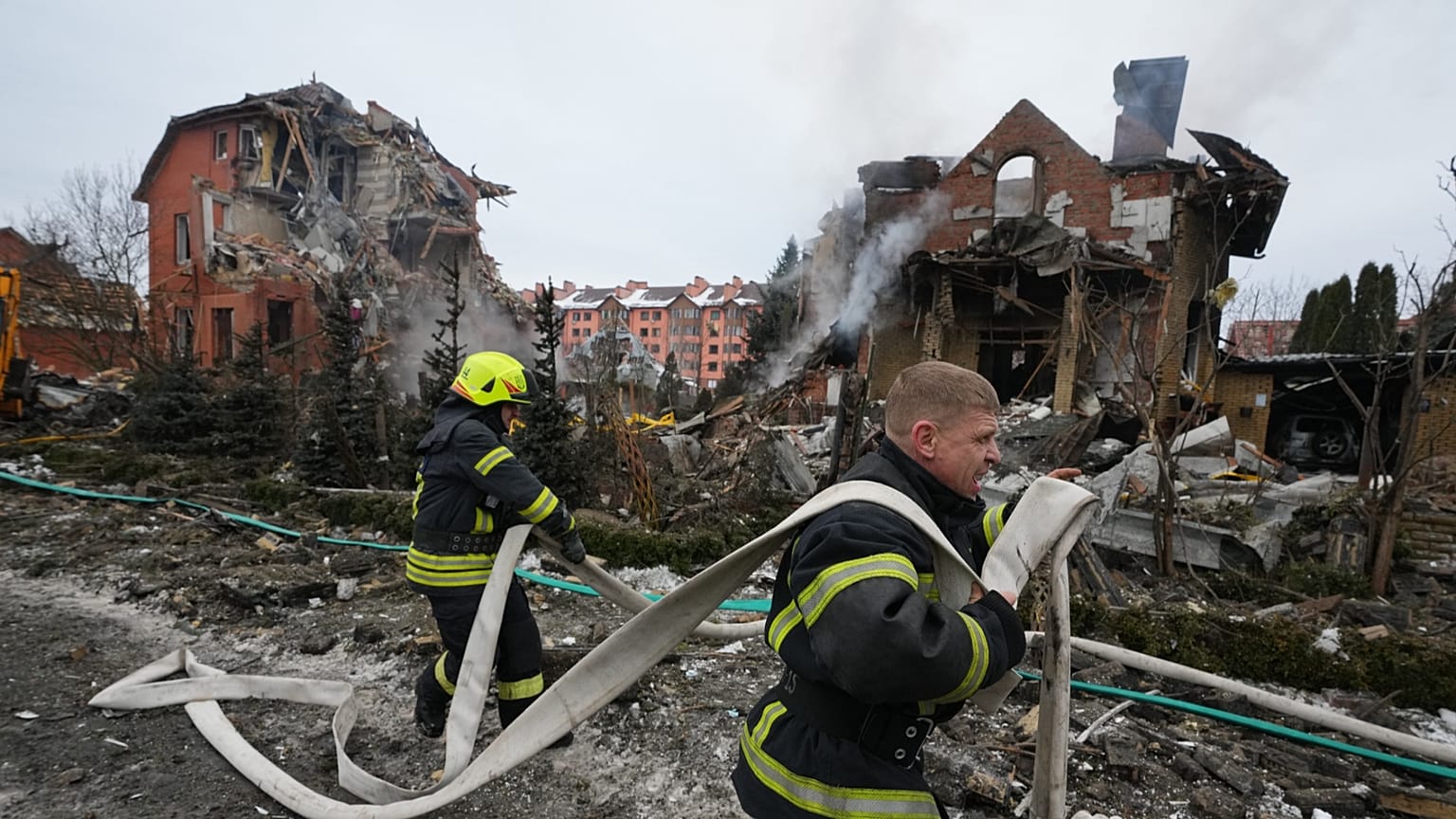 إخماد حريق اندلع عقب استهداف طائرة مسيّرة مبنى سكنيًا خلال هجوم جوي روسي على كييف، أوكرانيا، في 22 فبراير 2026.