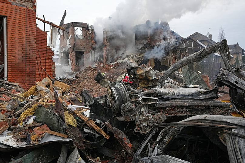 حريق اندلع إثر إصابة مبنى سكني بطائرة مسيّرة خلال هجوم جوي روسي على كييف في 22 فبراير 2026.