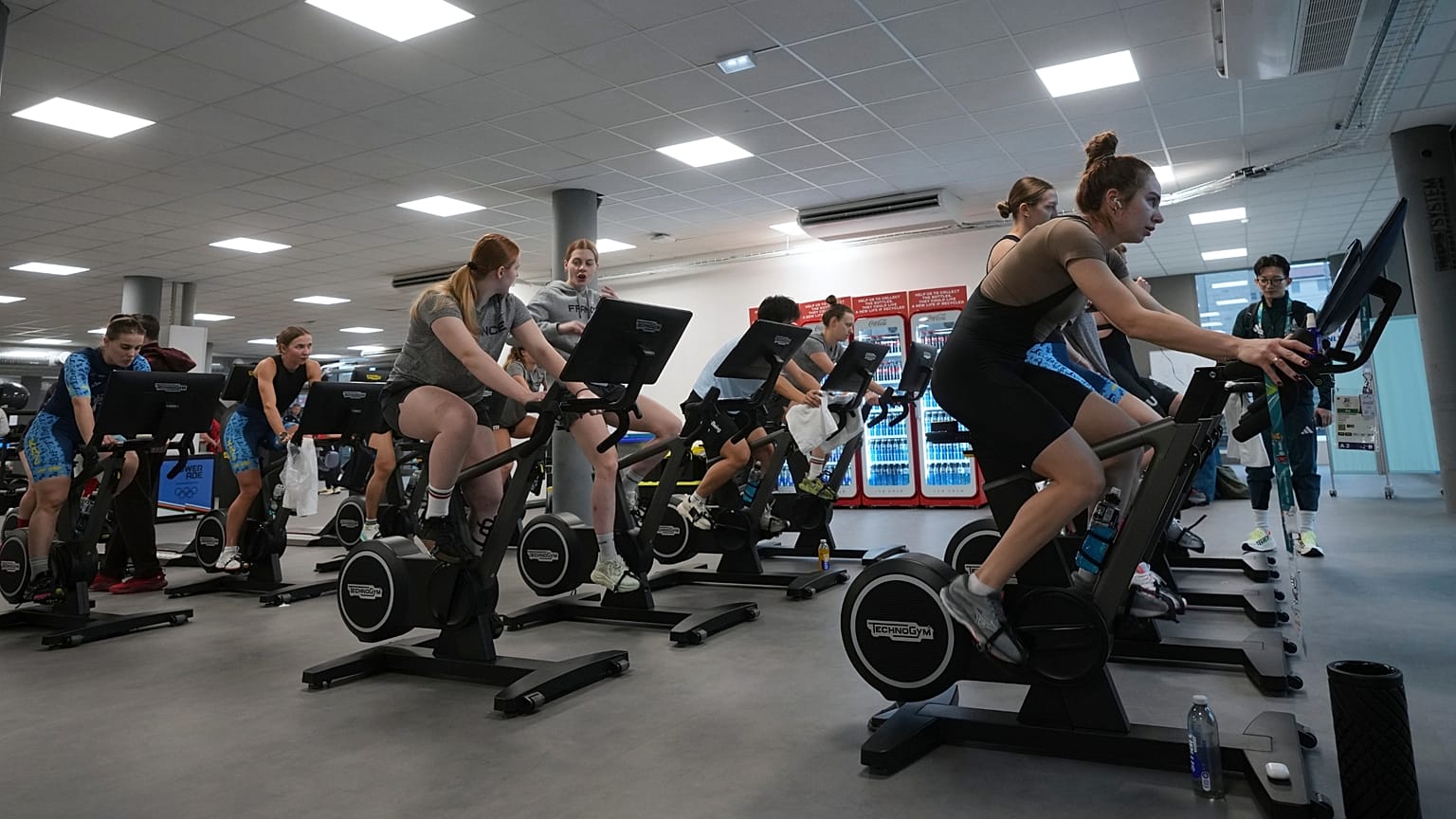 Άνθρωποι στέκονται σε ένα γυμναστήριο κατά τη διάρκεια ενός εθνικού λεπτού σιγής στη μνήμη των στρατιωτών που έπεσαν υπερασπιζόμενοι τη χώρα τους στον πόλεμο με τη Ρωσία, στο κέντρο του Κιέβου, Ουκρανία, τη Δευτέρα 6 Οκτωβρίου 2