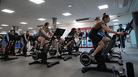 Άνθρωποι στέκονται σε ένα γυμναστήριο κατά τη διάρκεια ενός εθνικού λεπτού σιγής στη μνήμη των στρατιωτών που έπεσαν υπερασπιζόμενοι τη χώρα τους στον πόλεμο με τη Ρωσία, στο κέντρο του Κιέβου, Ουκρανία, τη Δευτέρα 6 Οκτωβρίου 2