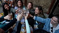 PHOTO D'ARCHIVES : Des femmes sont assises en terrasse d'un bar à Budapest, en Hongrie.