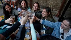 ARCHIV: Frauen sitzen auf der Außenterrasse einer Bar in Budapest, Ungarn.