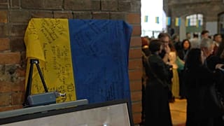 Eine ukrainische Flagge beim diesjährigen Café Kyiv, 23.02.2026