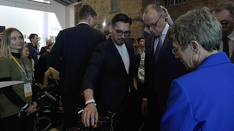 Friedrich Merz guarda un drone della Quantum Systems, 23.02.2026