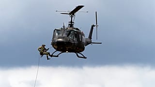 ARCHIVO: Un soldado salta de un helicóptero.