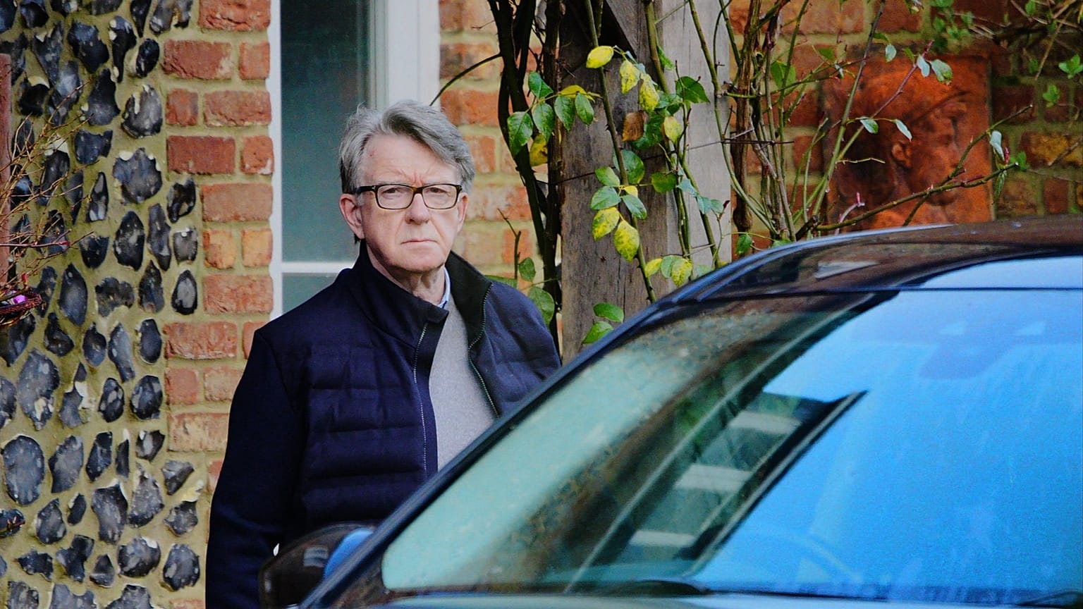 Peter Mandelson sale de su casa en Wiltshire, Inglaterra, el 20 de febrero de 2026.