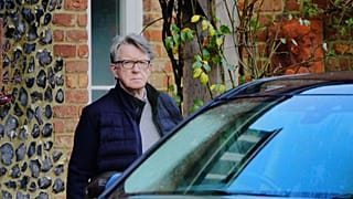Peter Mandelson sale de su casa en Wiltshire, Inglaterra, el 20 de febrero de 2026.