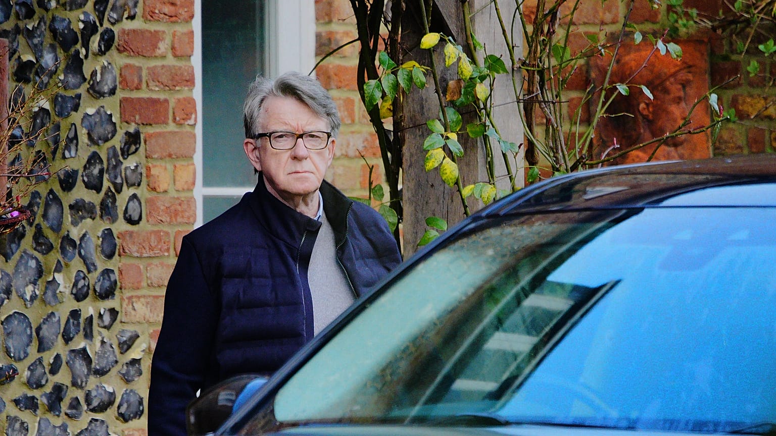 ARCHIVO - Peter Mandelson sale de su casa en Wiltshire, Inglaterra, el 20 de febrero de 2026.