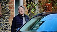 ARCHIVO - Peter Mandelson sale de su casa en Wiltshire, Inglaterra, el 20 de febrero de 2026.