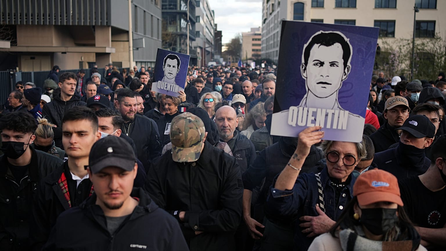 Des personnes participent à une marche avec des portraits de l'étudiant assassiné à Lyon, en France, le samedi 21 février 2026, afin de rendre hommage à Quentin Deranque.