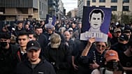 Des personnes participent à une marche avec des portraits de l'étudiant assassiné à Lyon, en France, le samedi 21 février 2026, afin de rendre hommage à Quentin Deranque.
