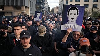 Des personnes participent à une marche avec des portraits de l'étudiant assassiné à Lyon, en France, le samedi 21 février 2026, afin de rendre hommage à Quentin Deranque.