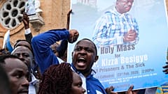 Kampala'daki Rubaga Katedrali önünde tutuklu muhalif figür Kizza Besigye için toplanan insanlar, 23 Şubat 2026
