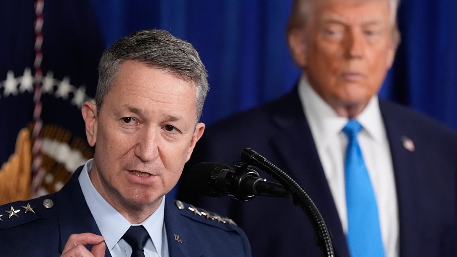 الرئيس الأمريكي دونالد ترامب يستمع إلى رئيس هيئة الأركان المشتركة الجنرال دان كاين، في 3 يناير 2026، بولاية فلوريدا الأمريكية.