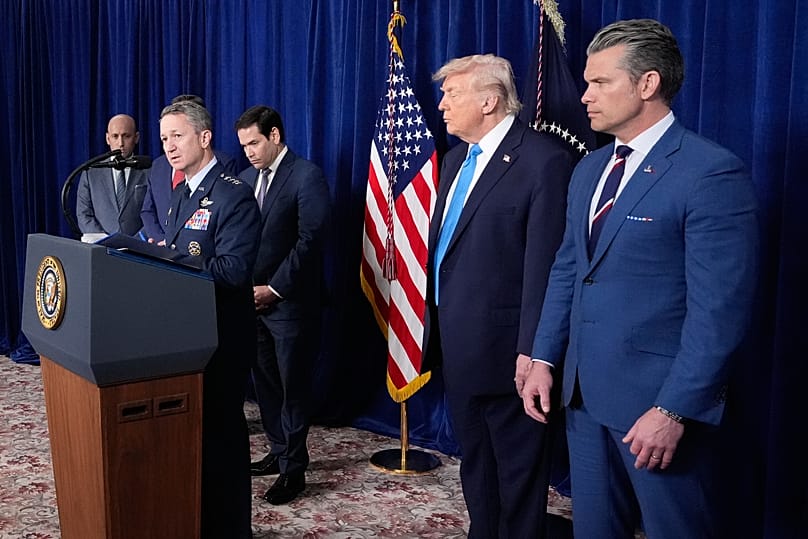 الرئيس الأمريكي دونالد ترامب ومسؤولون بارزون يستمعون إلى الجنرال دان كاين، في 3 يناير 2026، بفلوريدا الأمريكية.