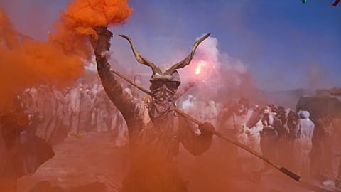 Los participantes disfrutan de la tradicional guerra de harina que marca el fin del carnaval durante el Lunes Limpio en Galaxidi