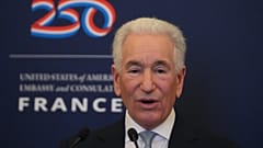 Der US-Botschafter in Frankreich, Charles Kushner, gibt am Donnerstag, 4. Dezember 2025, in Paris eine Pressekonferenz zum 250. Geburtstag der USA im nächsten Jahr.