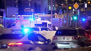 Krankenwagen am Tatort einer Explosion in Moskau