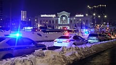 Полиция и службы экстренного реагирования работают на месте нападения на полицейский патруль возле Савёловского вокзала в Москве, вторник, 24 февраля 2026 года.