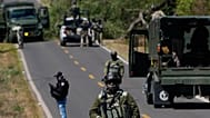 Un soldado despeja un bloqueo en una carretera que conduce a Tapalpa, México, el lugar donde se asesinó al Mencho, el lunes 23 de febrero de 2026