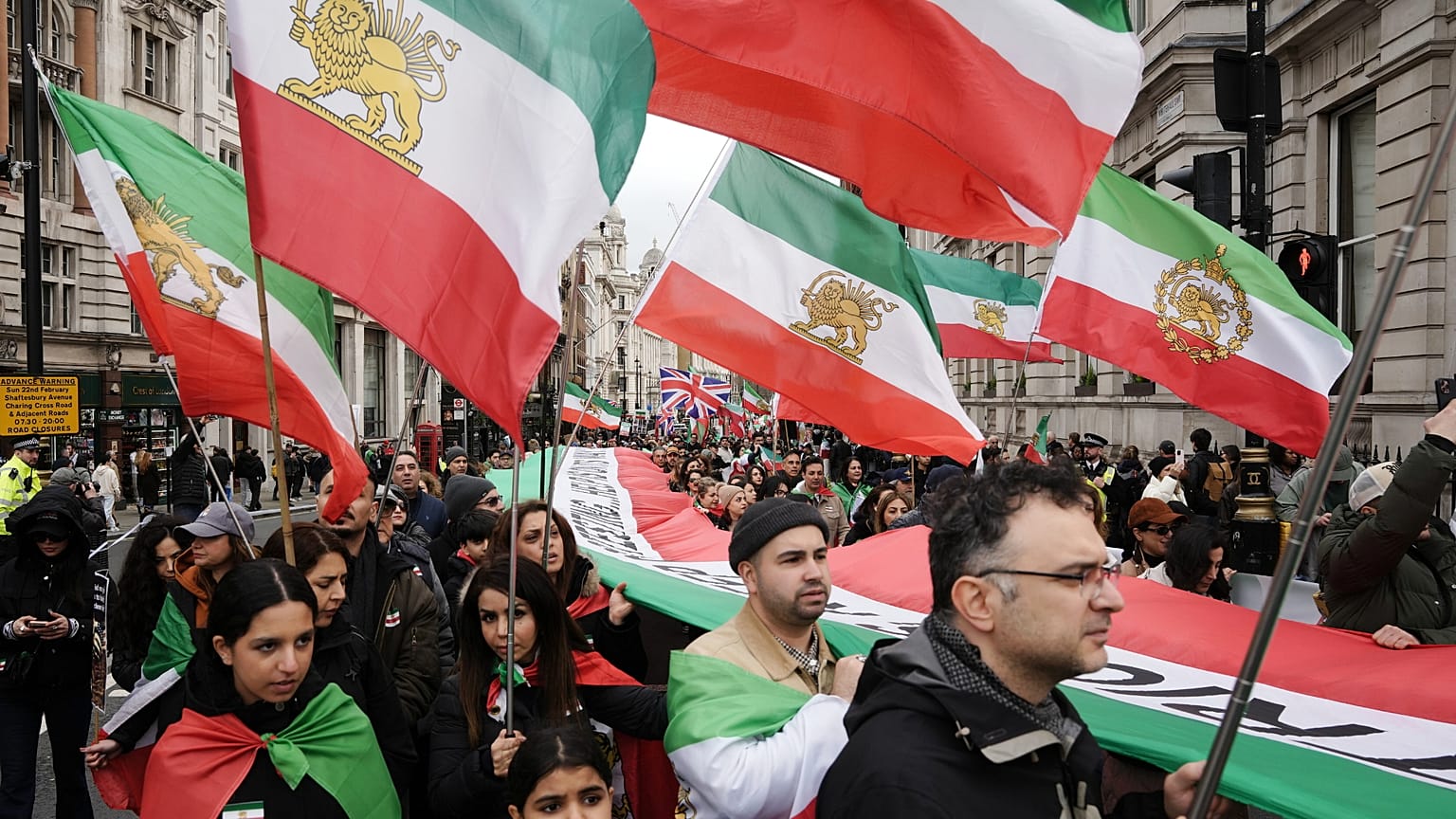 تظاهر محتجون في مسيرة انطلقت من وايتهول باتجاه السفارة الإيرانية في لندن، السبت 21 فبراير/شباط 2026، للمطالبة بتغيير النظام في إيران