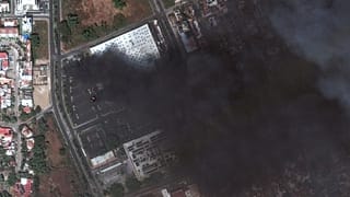 Una humareda asciende tras una quema de coches en un parking de un Costco en Puerto Vallarta, México, el domingo 22 de febrero