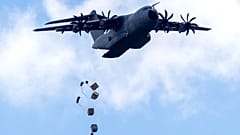 Eine Lockheed Martin C-130J-30 Super Hercules wirft während einer militärischen Übung "Swift Response 2025" militärische Ausrüstung ab.