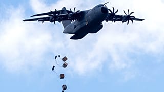 Un Lockheed Martin C-130J-30 Super Hercules sgancia equipaggiamento militare durante un'esercitazione militare "Swift Response 2025"