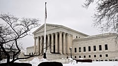 Fotografen nehmen am Freitag, dem sechsten Februar 2026, in Washington das Gebäude des Obersten Gerichtshofs auf.
