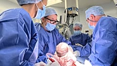 Die Ärzte und Pfleger im Queen Charlotte’s and Chelsea Hospital halten Baby Hugo Richard Norman Powell kurz nach seiner historischen Geburt im Arm.