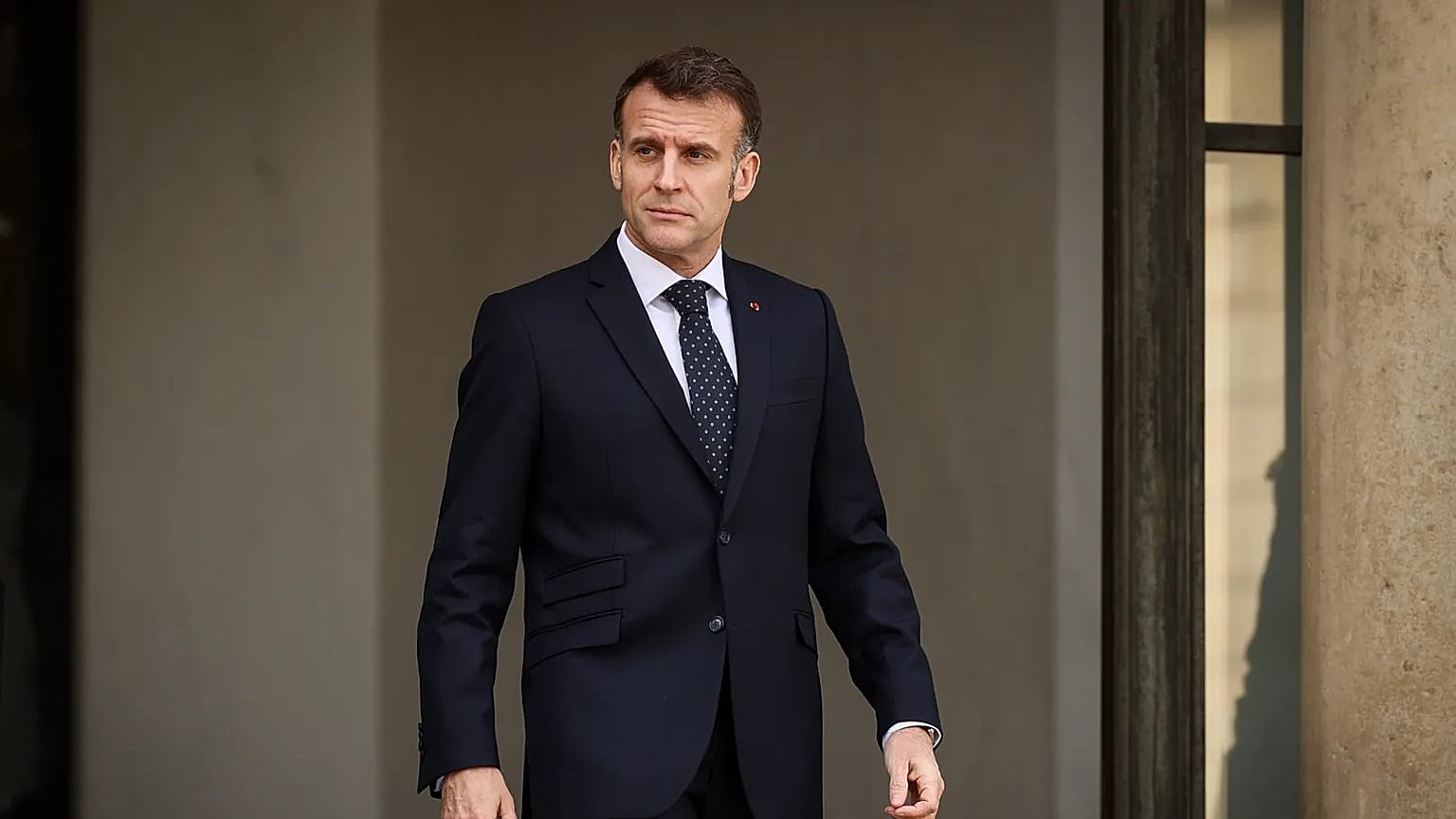 Le président français Emmanuel Macron attend l'arrivée du président finlandais Alexander Stubb devant l'Élysée à Paris, le lundi 23 février 2026
