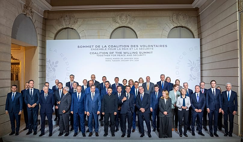 Photo de famille après une réunion de la "Coalition des volontaires" à l'Élysée, à Paris, en France, le mardi 6 janvier 2026