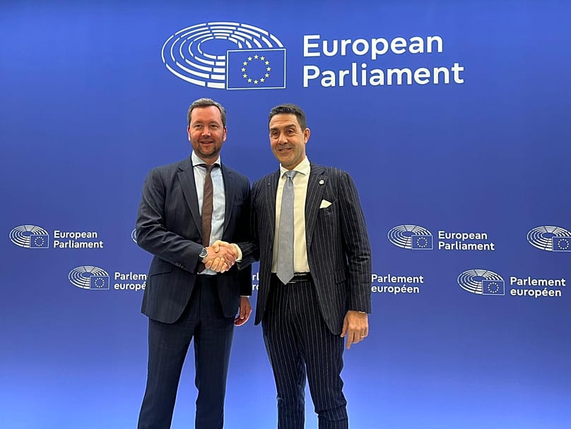 Roberto Vannacci (a destra) con un membro del gruppo Europa delle Nazioni Sovrane