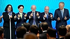 Der brasilianische Präsident Luiz Inácio Lula da Silva stellt sich nach dem Korea-Brasilien Wirtschaftsforum in Seoul mit Teilnehmerinnen und Teilnehmern zum Foto.