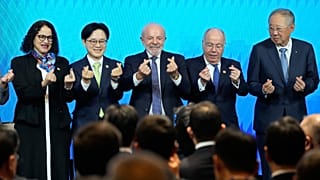 Brezilya Devlet Başkanı Luiz Inacio Lula da Silva (ortada), Güney Kore'nin başkenti Seul'deki Kore-Brezilya İş Forumu'nun ardından katılımcılarla poz veriyor.