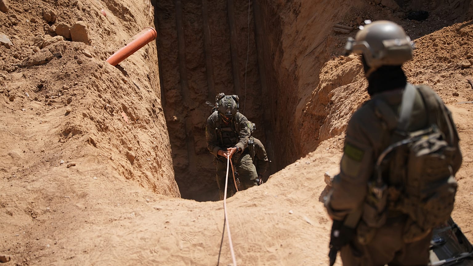 جنود إسرائيليون داخل نفق بخان يونس جنوبي غزة، 8 يونيو/حزيران 2025.