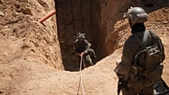 جنود إسرائيليون داخل نفق بخان يونس جنوبي غزة، 8 يونيو/حزيران 2025.