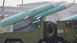 موشک‌های ضد کشتی چینی در جریان یک رژه نظامی 