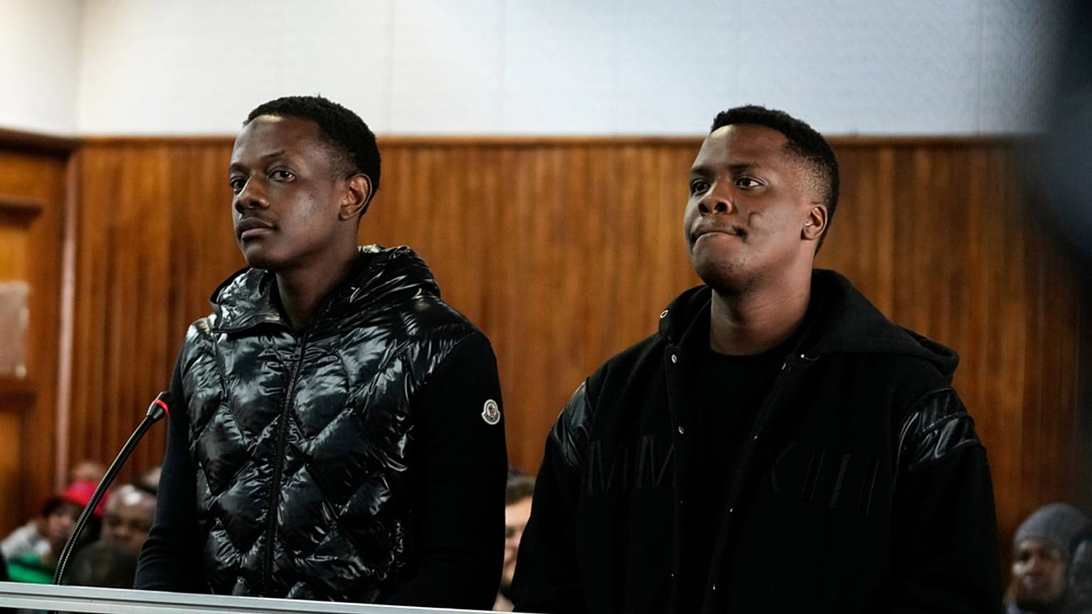 Bellarmine Chatunga Mugabe, à gauche, fils de l'ancien président du Zimbabwe Robert Mugabe, accompagné de Tobias Mugabe Matonhodze, comparaît devant un tribunal à Johannesburg