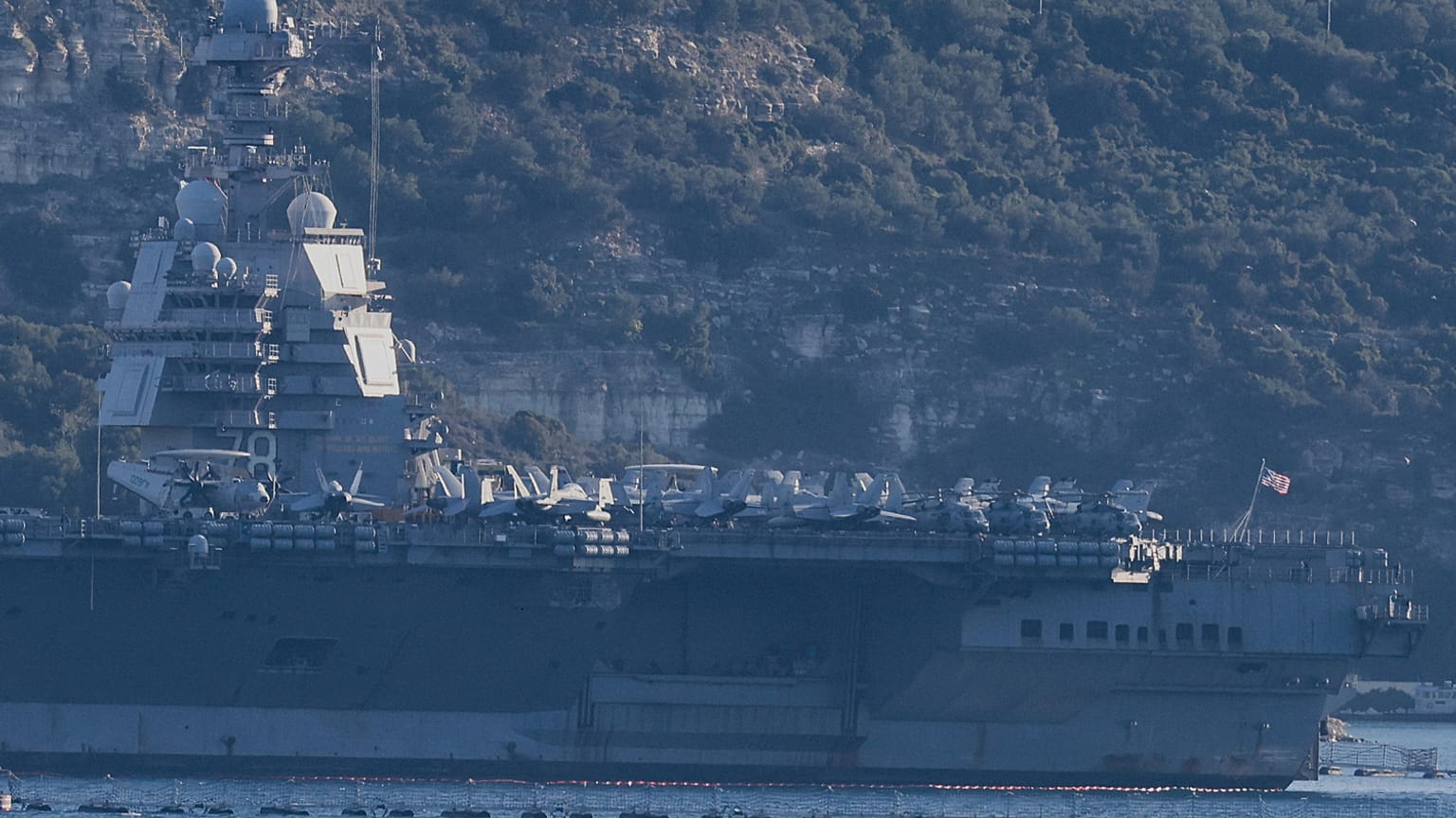 ترسو حاملة الطائرات الأمريكية "يو إس إس جيرالد آر. فورد" في القاعدة البحرية بسوده بالقرب من مدينة خانيا، في الجزء الجنوبي من جزيرة كريت، اليونان، يوم الثلاثاء 24 فبراير 2026