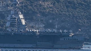 ترسو حاملة الطائرات الأمريكية "يو إس إس جيرالد آر. فورد" في القاعدة البحرية بسوده بالقرب من مدينة خانيا، في الجزء الجنوبي من جزيرة كريت، اليونان، يوم الثلاثاء 24 فبراير 2026