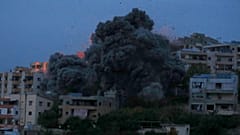 يتصاعد الدخان من غارة جوية إسرائيلية استهدفت مبنى في قرية خريب، جنوب لبنان، الأربعاء 21 يناير/كانون الثاني 2026. 