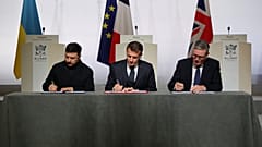 DOSSIER - Volodymyr Zelenskyy, Emmanuel Macron et Keir Starmer signent une déclaration sur le déploiement d'une force post-cessez-le-feu en Ukraine