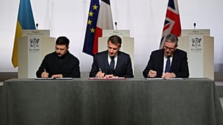 DOSSIER - Volodymyr Zelenskyy, Emmanuel Macron et Keir Starmer signent une déclaration sur le déploiement d'une force post-cessez-le-feu en Ukraine