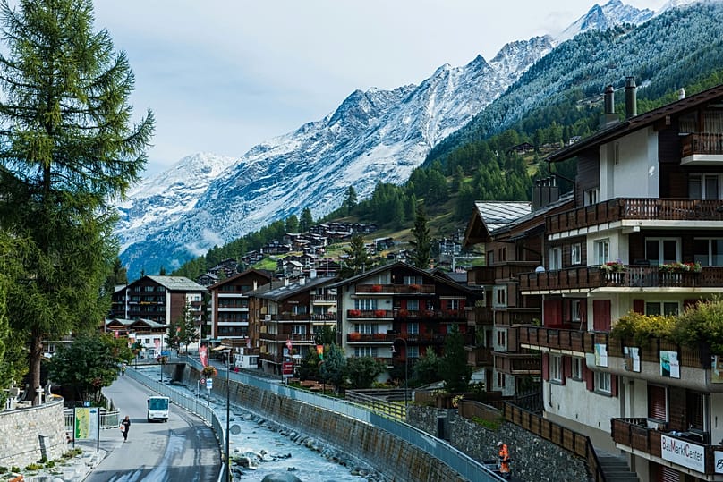 Zermatt verbietet Fahrzeuge ohne Elektroantrieb, um die Aussicht auf das Matterhorn nicht durch Abgase zu trüben