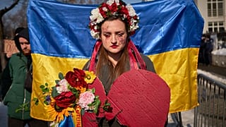 Une femme porte une couronne de fleurs lors d'une mobilisation à Bucarest (image d'illustration)