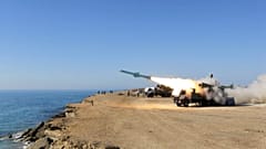  أُطلق صاروخ غادر من منطقة قرب ميناء جاسك الإيراني على ساحل خليج عُمان خلال مناورة بحرية إيرانية، يوم الثلاثاء 1 يناير/كانون الثاني 2013.